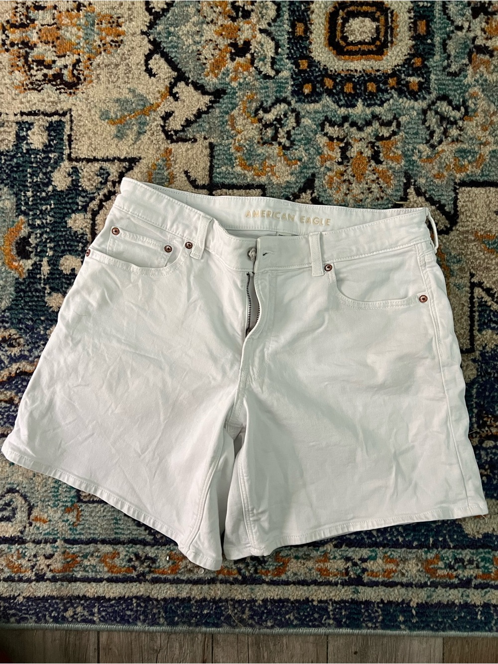 American Eagle Outfitters White Denim low-Rise baggy Jean Shorts size 6